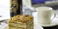 Ciasto „Miód”: przepisy na warstwy ciasta i krem